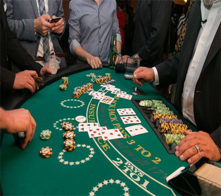 Các Kỹ Thuật Lợi Dụng Người Chơi Giải Trí Trong Poker: Làm Thế Nào Để Chiến Thắng Họ